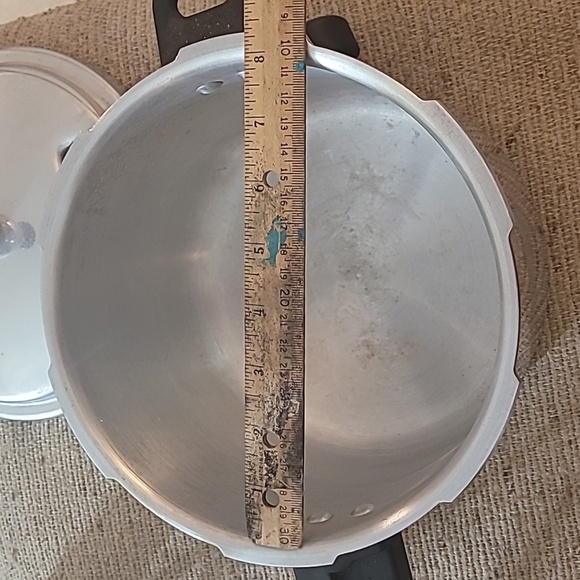 IMUSA Stovetop Aluminum Pressure Cooker - Picture 10 of 12